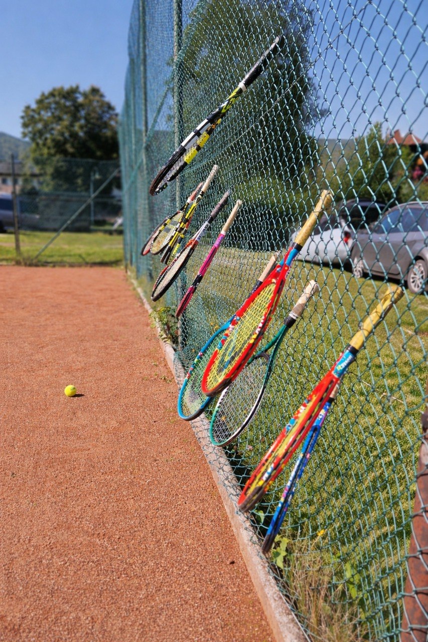 Tennisschläger am Zaun